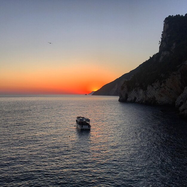 Photo scenic view of sea against sky during sunset