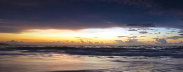 Foto vista panoramica del mare contro il cielo durante il tramonto