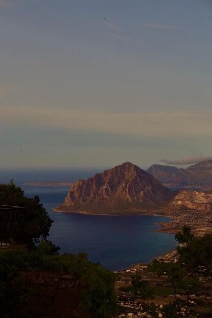 Photo scenic view of sea against sky during sunset