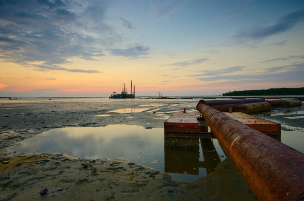 Photo scenic view of sea against sky during sunset