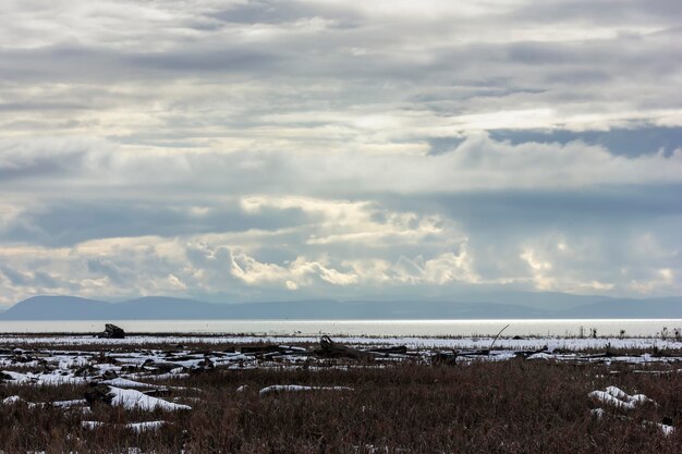 Photo scenic view of sea against sky during winter