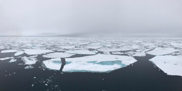 Photo scenic view of sea against sky during winter