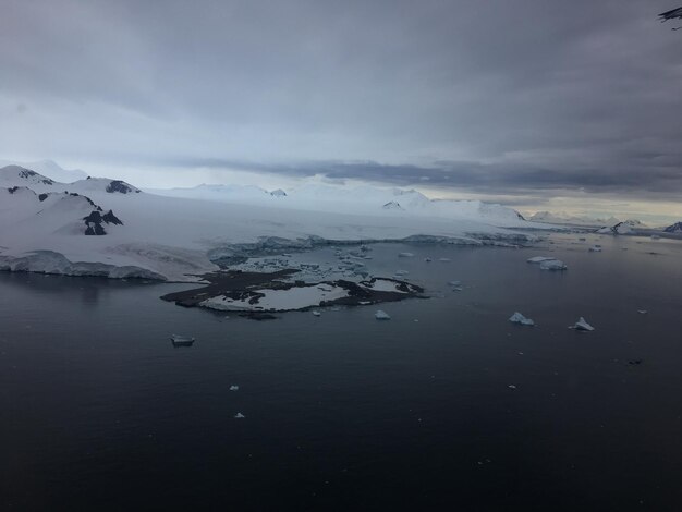 Photo scenic view of sea against sky during winter