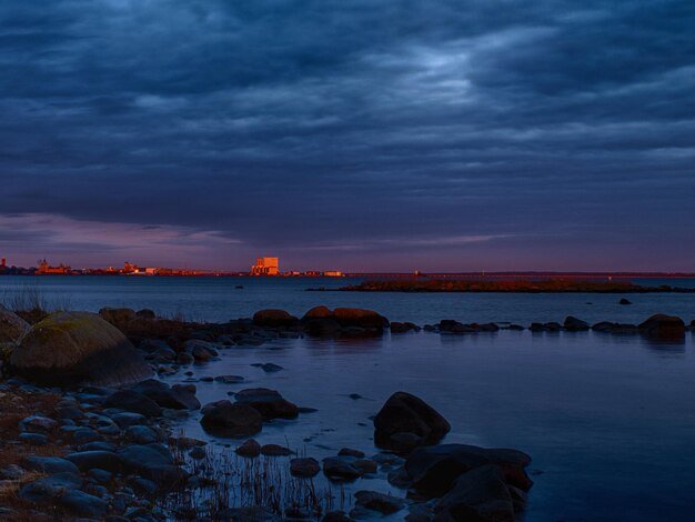 Photo scenic view of sea against sky at dusk