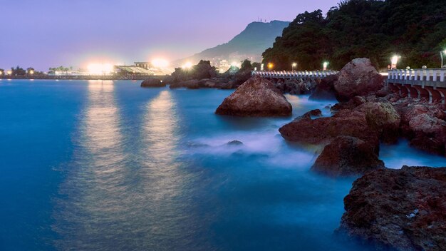 Foto vista panoramica del mare contro il cielo al crepuscolo