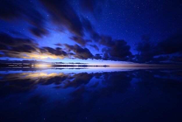 夕暮れの空に照らされた海の景色