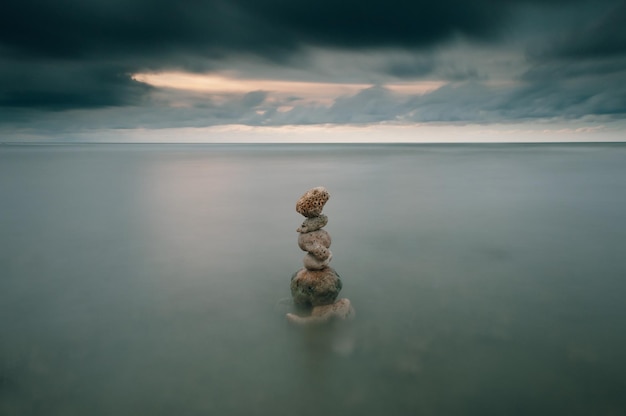 Foto vista panoramica del mare contro il cielo al crepuscolo