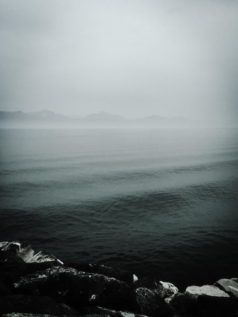 Вид на море на фоне неба в туманную погоду