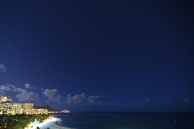 Photo 夜空の背景にある海の景色
