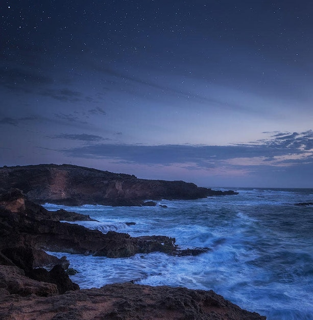 Foto vista panoramica del mare contro il cielo notturno