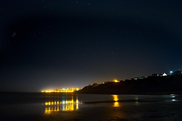 Foto vista panoramica del mare contro il cielo notturno