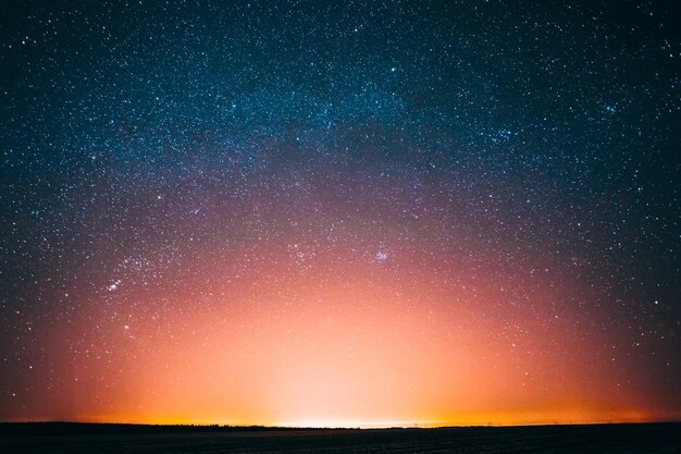 Photo scenic view of sea against sky at night