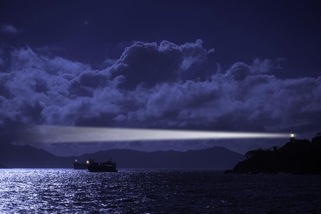 Foto vista panoramica del mare contro il cielo notturno