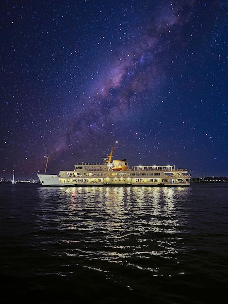 Foto vista panoramica del mare contro il cielo notturno