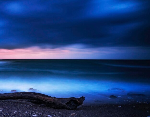 Foto vista panoramica del mare contro il cielo notturno