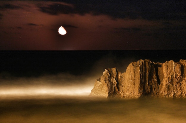Photo scenic view of sea against sky at night