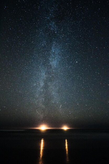 Foto vista panoramica del mare contro il cielo notturno