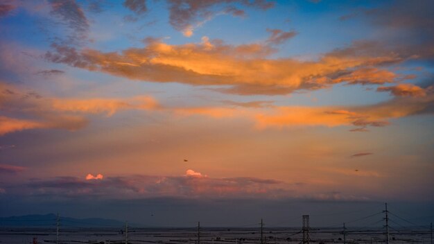 Photo scenic view of sea against sky at sunset