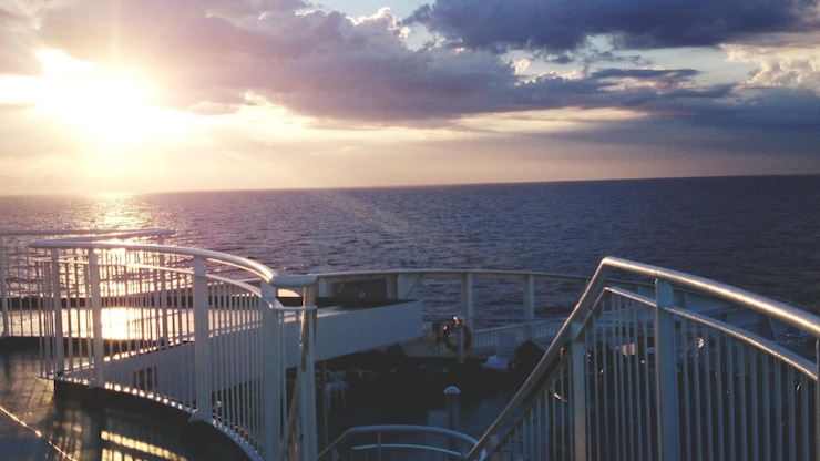 Photo scenic view of sea against sky during sunset
