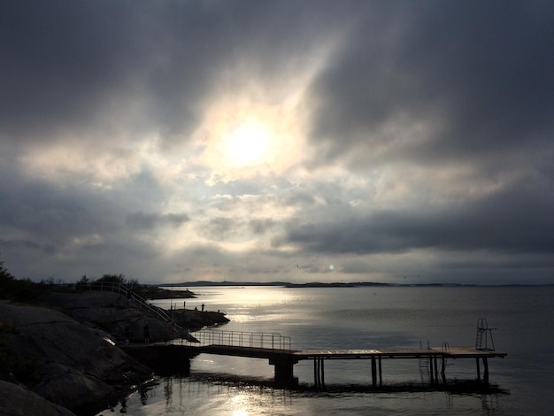 Красивый вид на море на фоне неба во время захода солнца