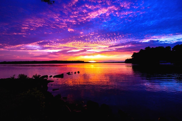 Foto la vista panoramica del mare contro il cielo al tramonto