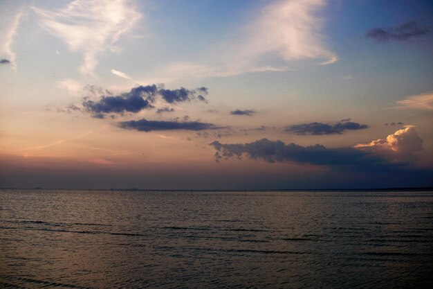 夕暮れ の 時 の 空 に 対し て の 海 の 景色