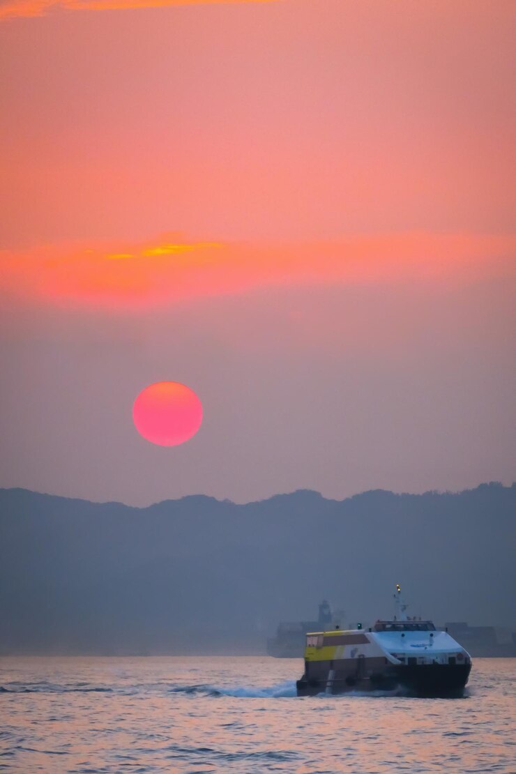 Photo 夕暮れの空に照らされた海の景色