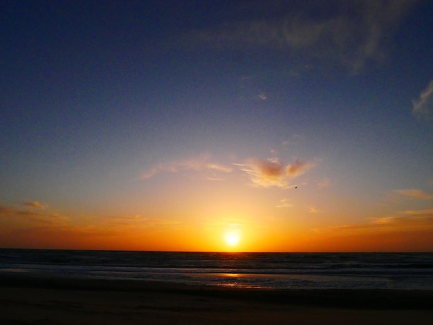 夕暮れ の 時 の 空 に 対し て の 海 の 景色