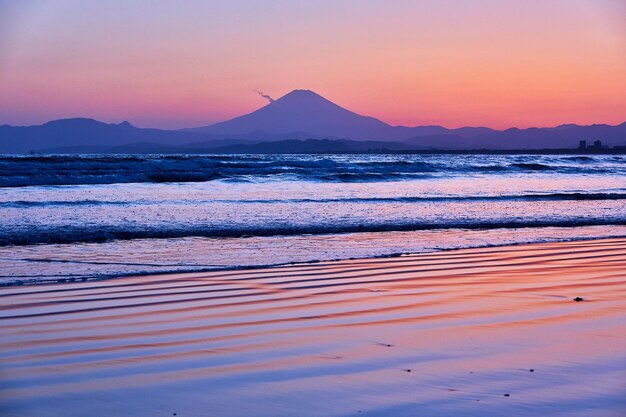 夕暮れ の 時 の 空 に 対し て の 海 の 景色