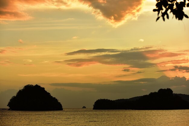 夕暮れの空に照らされた海の景色