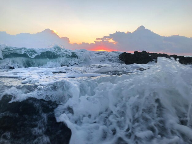 夕暮れ の 時 の 空 に 対し て の 海 の 景色