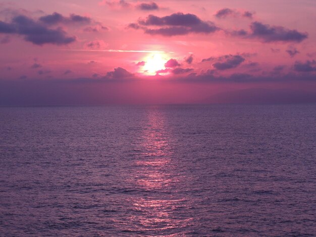 Foto la vista panoramica del mare contro il cielo al tramonto