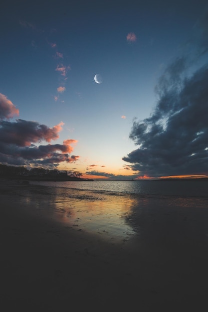 Photo scenic view of sea against sky at sunset