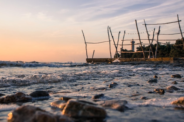 Красивый вид на море на фоне неба во время захода солнца