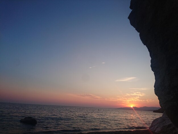 Foto la vista panoramica del mare contro il cielo al tramonto