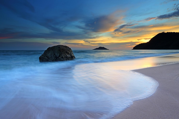 Photo scenic view of sea against sky during sunset