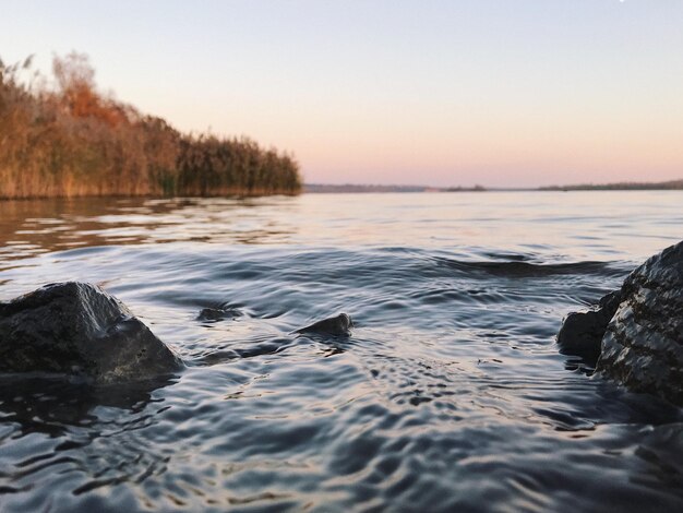 Красивый вид на море на фоне неба во время захода солнца