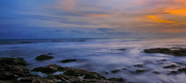 Foto la vista panoramica del mare contro il cielo al tramonto