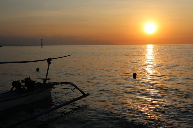 Красивый вид на море на фоне неба во время захода солнца