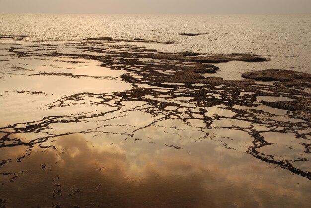 Красивый вид на море на фоне неба во время захода солнца