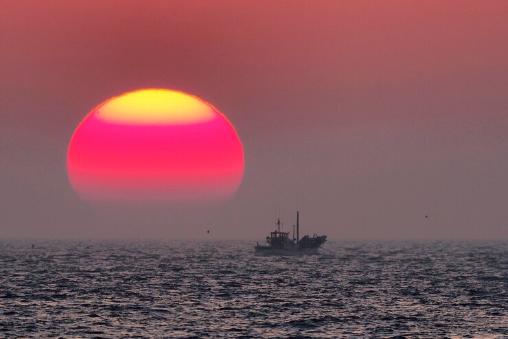 Photo 夕暮れ の 時 の 空 に 対する 海 の 景色