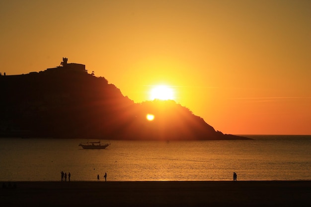 夕暮れ の 時 の 空 に 対し て の 海 の 景色