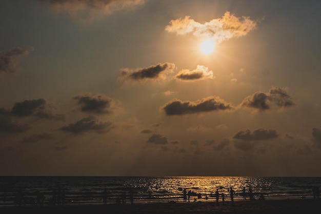 夕暮れ の 時 の 空 に 対し て の 海 の 景色