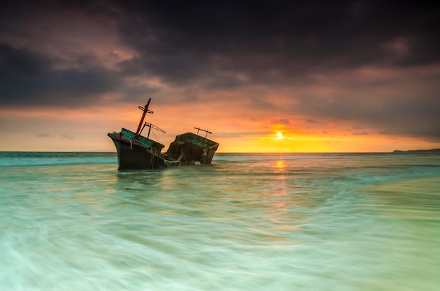 Красивый вид на море на фоне неба во время захода солнца