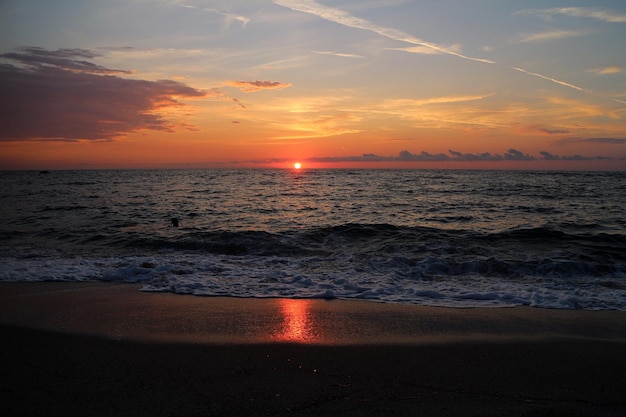 夕暮れ の 時 の 空 に 対する 海 の 景色