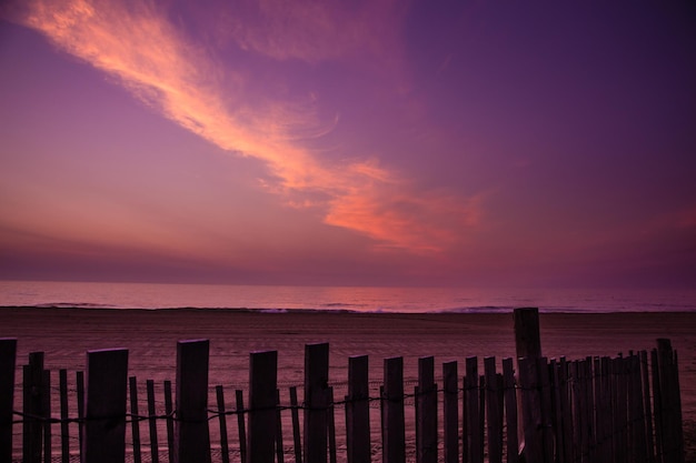 夕暮れ の 時 の 空 に 対し て の 海 の 景色