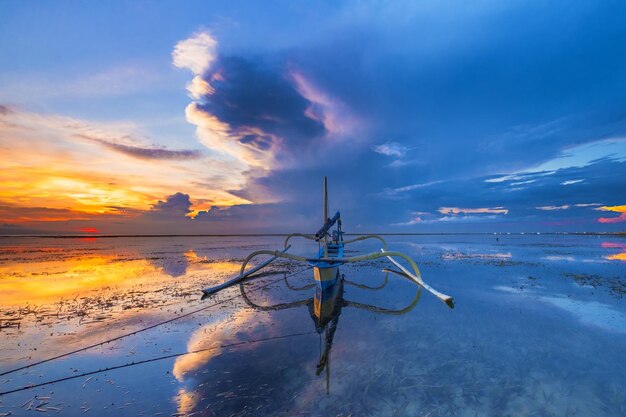 Photo scenic view of sea against sky at sunset