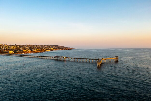 Красивый вид на море на фоне неба во время захода солнца