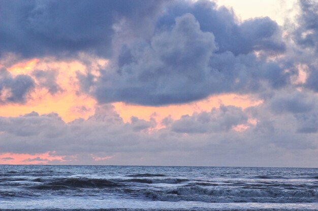 夕暮れ の 空 に 対し て の 海 の 景色