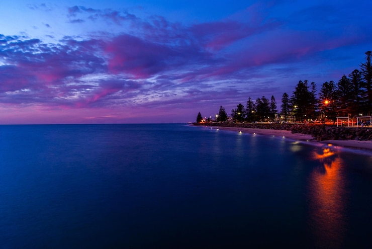 Photo scenic view of sea against sky at sunset